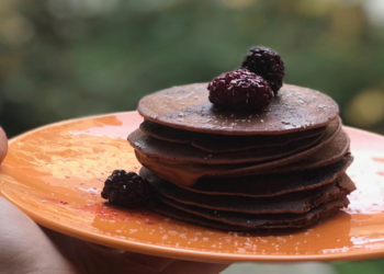 Besleyici Kahvaltılar İçin: Keçiboynuzu Unlu Krep Tarifi Nasıl Yapılır?