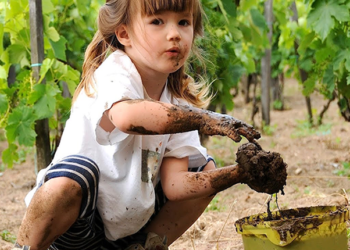 Pika Sendromu Nedir? Çocuğunuzun Toprak, Kağıt Yemesi Normal Mi?