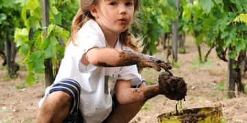 Pika Sendromu Nedir? Çocuğunuzun Toprak, Kağıt Yemesi Normal Mi?