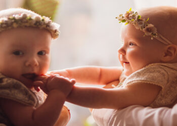 İkiz Bebeklerde Beslenme (Emzirme) Nasıl Olmalıdır? Anne Sütü Yeterli Olur Mu? İkiz Bebek Annesinin Karşılaşabileceği Sorunlar Nelerdir?
