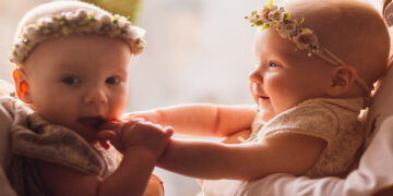 İkiz Bebeklerde Beslenme (Emzirme) Nasıl Olmalıdır? Anne Sütü Yeterli Olur Mu? İkiz Bebek Annesinin Karşılaşabileceği Sorunlar Nelerdir?