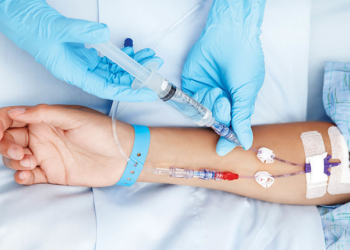 Total Parenteral Nütrisyon (TPN) Alan Yetişkinlerde Refeeding Sendromu: Üçüncü Basamak Tedavi Merkezinde Kapsamlı Bir İnceleme (İngiltere) [Çeviri]