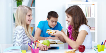 Adölesan (Ergenlik) Döneminde Beslenme Nasıl Olmalıdır? Ergenlerde Zayıflık Görülme Sıklığı Nedir?